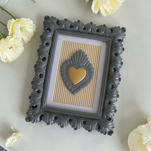 Cornice grigio con - , cuore